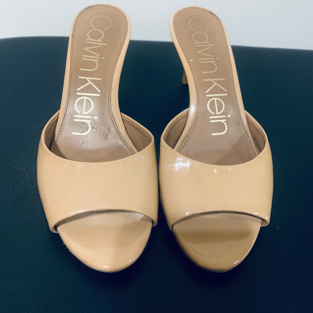 Calvin Klein Women's Luc nude Pantent slides